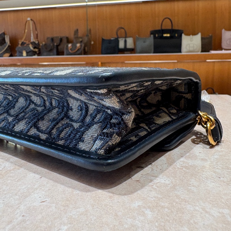 【經典緹花，摩登再詮釋】Dior 30 Montaigne 緹花鏈條包｜Oblique 壓印圖騰｜金屬 CD Logo｜深藍色斜背包-3