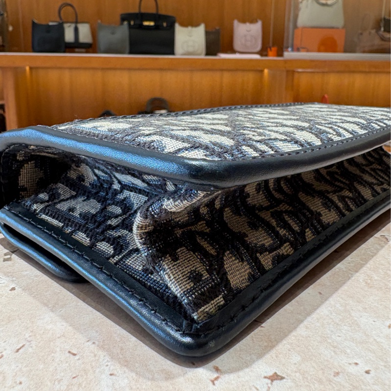 【經典緹花，摩登再詮釋】Dior 30 Montaigne 緹花鏈條包｜Oblique 壓印圖騰｜金屬 CD Logo｜深藍色斜背包-4