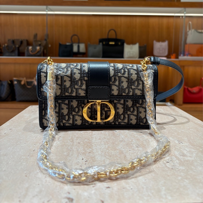 【經典緹花，摩登再詮釋】Dior 30 Montaigne 緹花鏈條包｜Oblique 壓印圖騰｜金屬 CD Logo｜深藍色斜背包-5