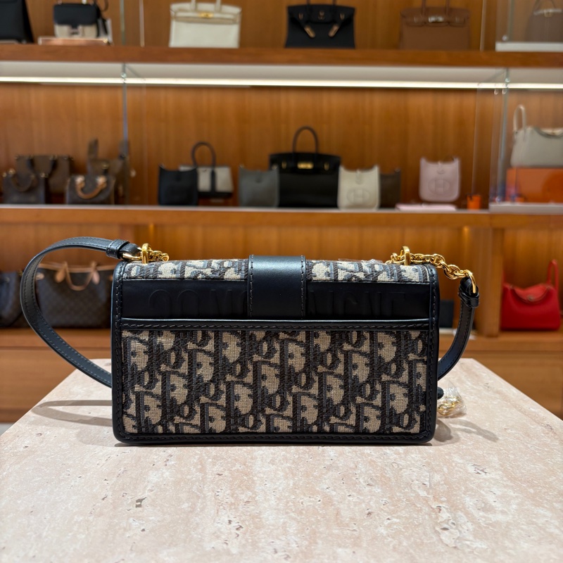 【經典緹花，摩登再詮釋】Dior 30 Montaigne 緹花鏈條包｜Oblique 壓印圖騰｜金屬 CD Logo｜深藍色斜背包-6