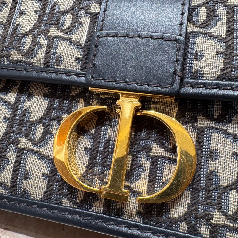 【經典緹花，摩登再詮釋】Dior 30 Montaigne 緹花鏈條包｜Oblique 壓印圖騰｜金屬 CD Logo｜深藍色斜背包-10