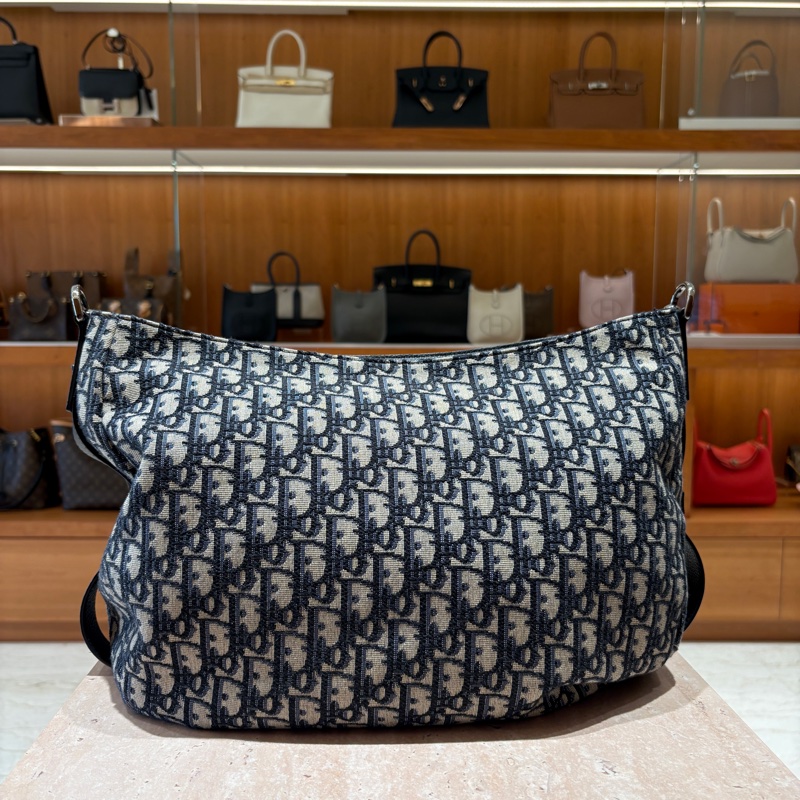 【經典緹花、大容量實用】Dior Oblique Hobo 馬鞍腋下包|Oblique 緹花布面|附寬版皮革肩帶|優雅與日常兼具的實背包-1