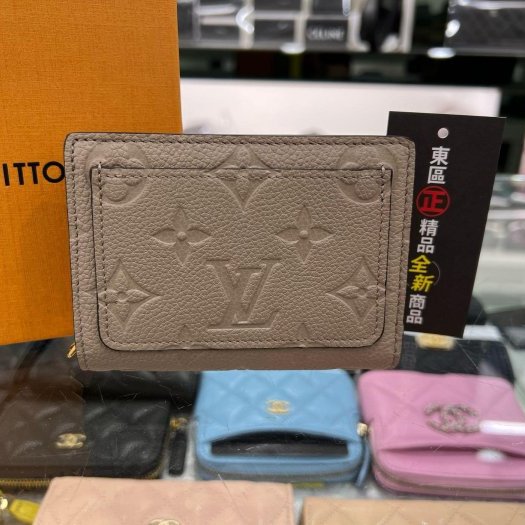 東區正精品㊣LV M80152 CLEA 全新奶茶色全皮老花壓紋釦子對開外側拉鍊零錢包短夾 RZ5685-0