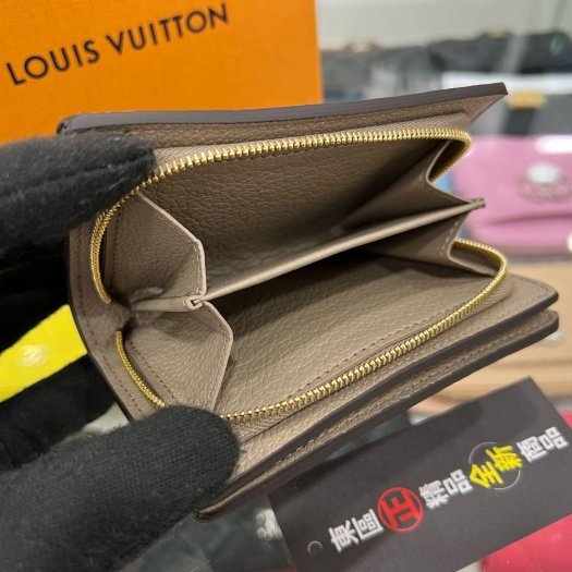 東區正精品㊣LV M80152 CLEA 全新奶茶色全皮老花壓紋釦子對開外側拉鍊零錢包短夾 RZ5685-2
