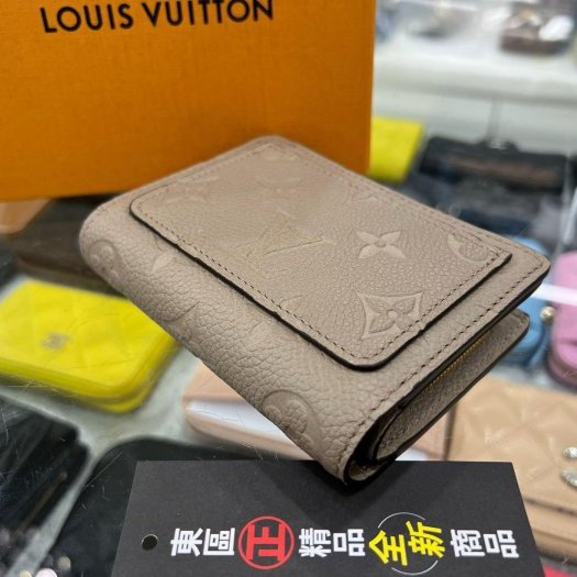 東區正精品㊣LV M80152 CLEA 全新奶茶色全皮老花壓紋釦子對開外側拉鍊零錢包短夾 RZ5685-4