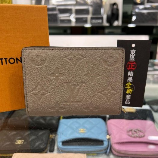 東區正精品㊣LV M80152 CLEA 全新奶茶色全皮老花壓紋釦子對開外側拉鍊零錢包短夾 RZ5685-5