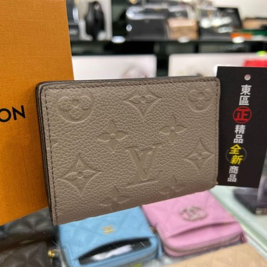 東區正精品㊣LV M80152 CLEA 全新奶茶色全皮老花壓紋釦子對開外側拉鍊零錢包短夾 RZ5685-6