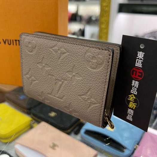 東區正精品㊣LV M80152 CLEA 全新奶茶色全皮老花壓紋釦子對開外側拉鍊零錢包短夾 RZ5685-7
