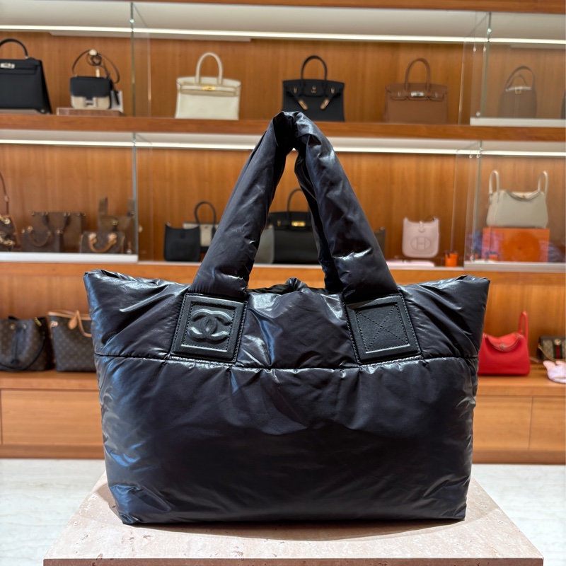 【柔軟蓬鬆、輕盈容量王】CHANEL Coco Cocoon 羽絨托特包|黑色尼龍材質|經典CC壓紋皮革標誌|日常百搭實用款-1