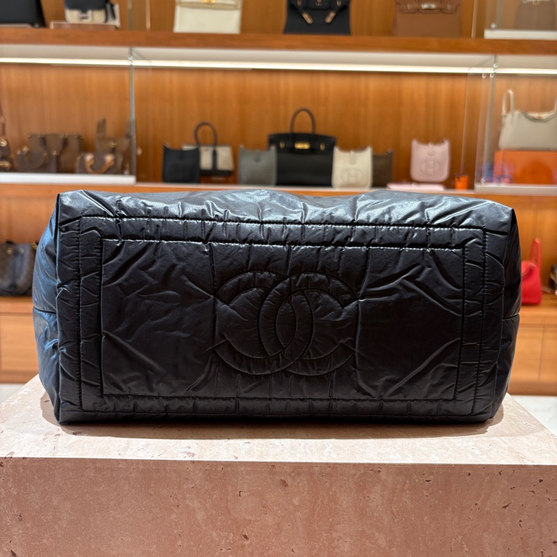 【柔軟蓬鬆、輕盈容量王】CHANEL Coco Cocoon 羽絨托特包|黑色尼龍材質|經典CC壓紋皮革標誌|日常百搭實用款-2