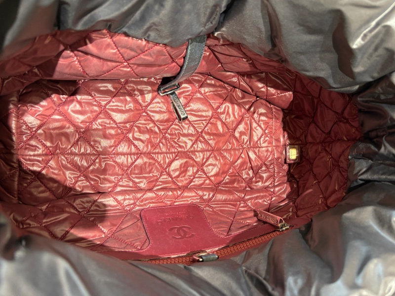 【柔軟蓬鬆、輕盈容量王】CHANEL Coco Cocoon 羽絨托特包|黑色尼龍材質|經典CC壓紋皮革標誌|日常百搭實用款-3