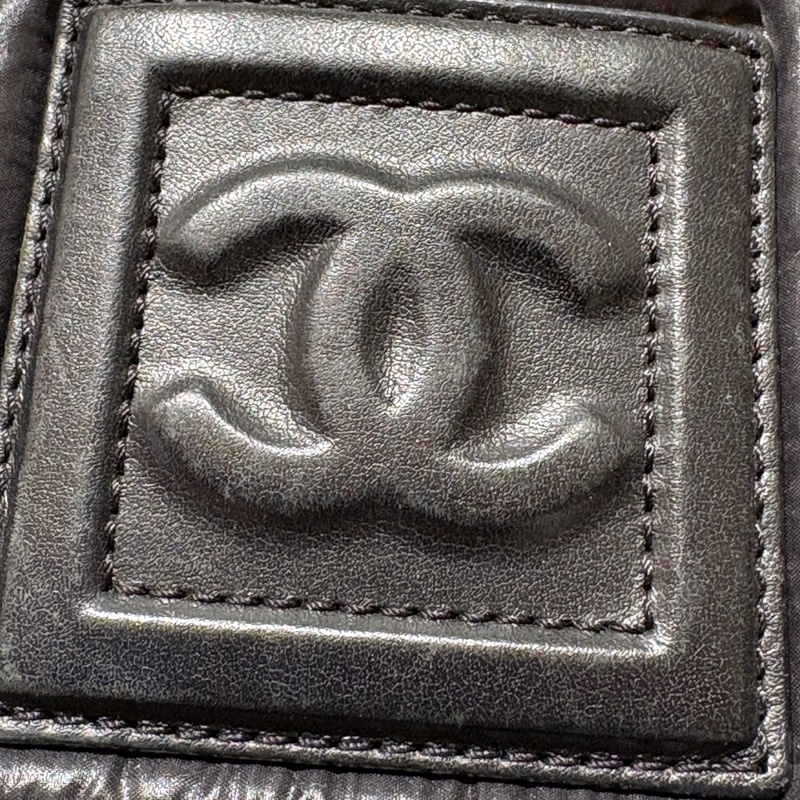 【柔軟蓬鬆、輕盈容量王】CHANEL Coco Cocoon 羽絨托特包|黑色尼龍材質|經典CC壓紋皮革標誌|日常百搭實用款-7