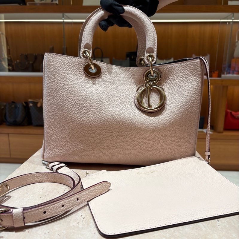 【柔美氣質、輕奢實用】Christian Dior VIP 手提肩挎包|淡粉色荔枝紋牛皮|金屬CD吊飾|附原廠同色手拿包-0