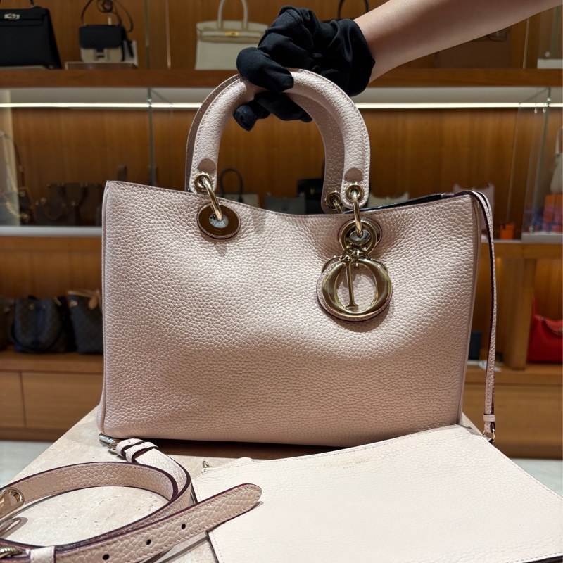 【柔美氣質、輕奢實用】Christian Dior VIP 手提肩挎包|淡粉色荔枝紋牛皮|金屬CD吊飾|附原廠同色手拿包-5