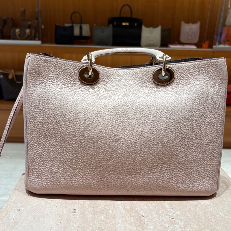 【柔美氣質、輕奢實用】Christian Dior VIP 手提肩挎包|淡粉色荔枝紋牛皮|金屬CD吊飾|附原廠同色手拿包-6