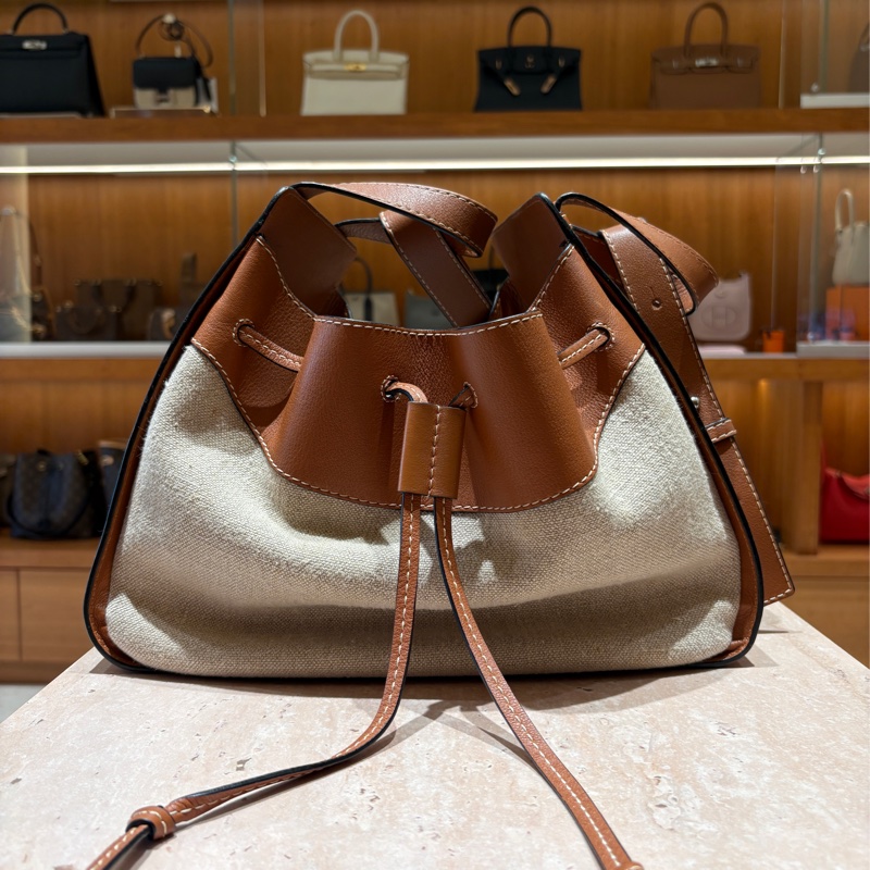 【日系奶油風,鬆弛感滿分】Loewe Hammock 吊床包|米白帆布拼焦糖棕皮革|多種背法自由切換|低調卻有記憶點的優雅-0