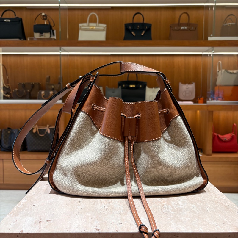 【日系奶油風,鬆弛感滿分】Loewe Hammock 吊床包|米白帆布拼焦糖棕皮革|多種背法自由切換|低調卻有記憶點的優雅-1