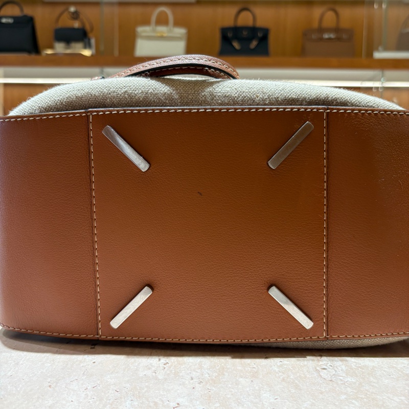 【日系奶油風,鬆弛感滿分】Loewe Hammock 吊床包|米白帆布拼焦糖棕皮革|多種背法自由切換|低調卻有記憶點的優雅-2