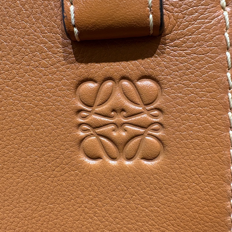 【日系奶油風,鬆弛感滿分】Loewe Hammock 吊床包|米白帆布拼焦糖棕皮革|多種背法自由切換|低調卻有記憶點的優雅-3