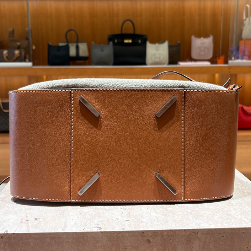 【日系奶油風,鬆弛感滿分】Loewe Hammock 吊床包|米白帆布拼焦糖棕皮革|多種背法自由切換|低調卻有記憶點的優雅-5