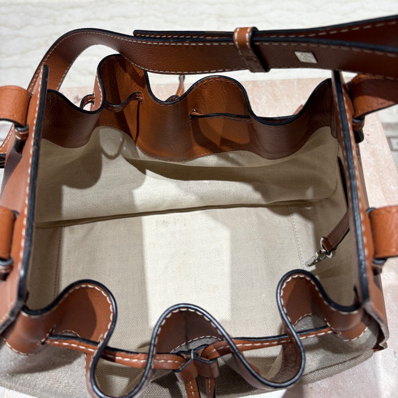 【日系奶油風,鬆弛感滿分】Loewe Hammock 吊床包|米白帆布拼焦糖棕皮革|多種背法自由切換|低調卻有記憶點的優雅-6