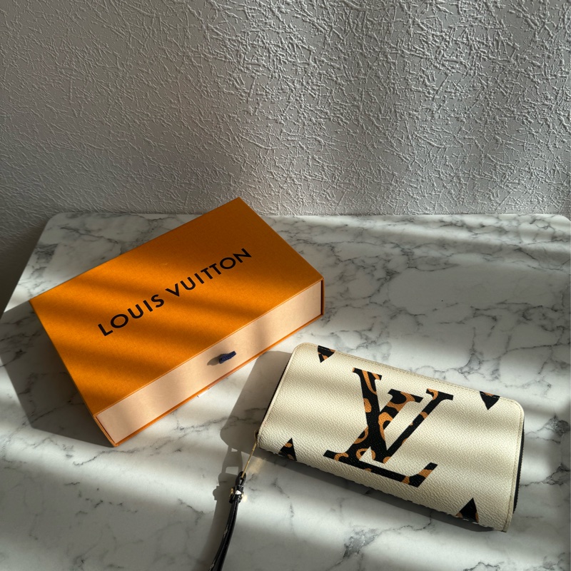 LV M44745豹紋ㄇ拉長夾-0