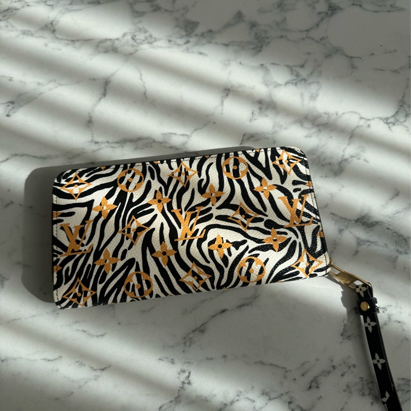 LV M44745豹紋ㄇ拉長夾-1