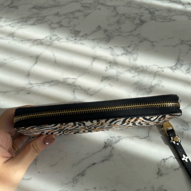 LV M44745豹紋ㄇ拉長夾-2