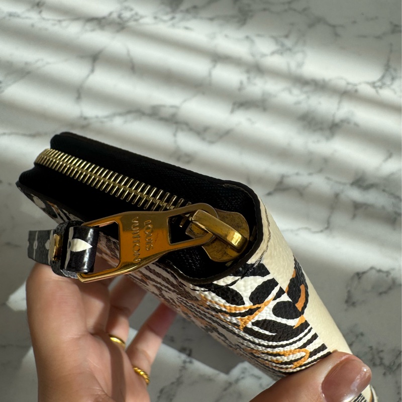 LV M44745豹紋ㄇ拉長夾-4