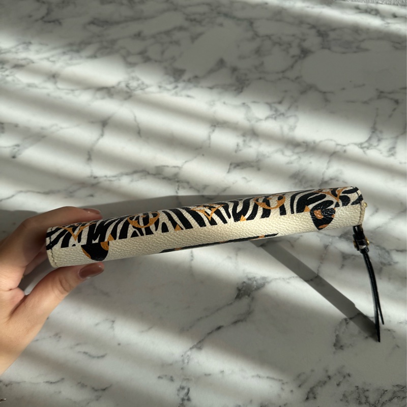 LV M44745豹紋ㄇ拉長夾-7