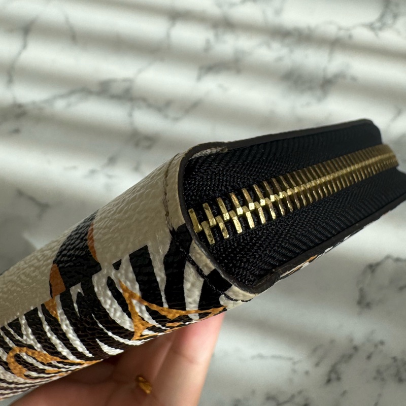 LV M44745豹紋ㄇ拉長夾-8