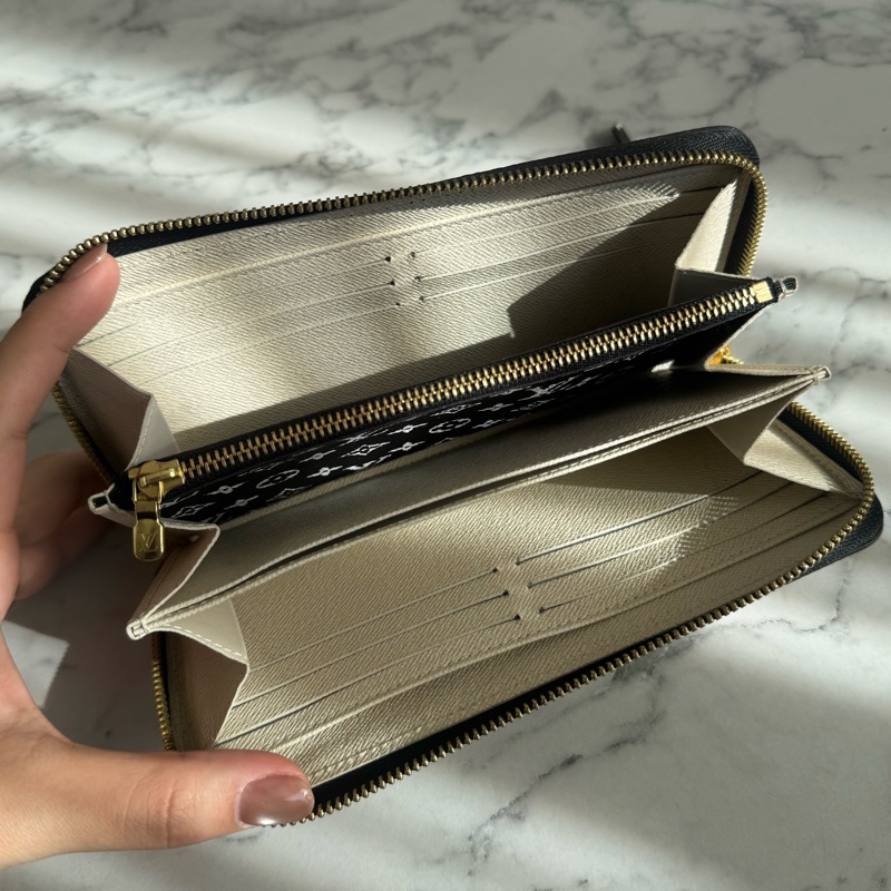 LV M44745豹紋ㄇ拉長夾-15