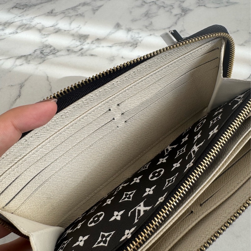 LV M44745豹紋ㄇ拉長夾-32