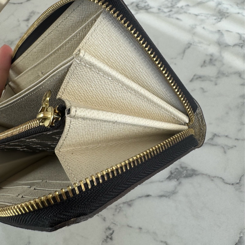 LV M44745豹紋ㄇ拉長夾-43