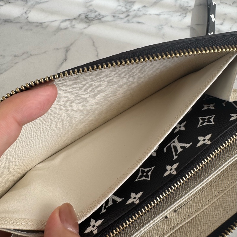 LV M44745豹紋ㄇ拉長夾-45