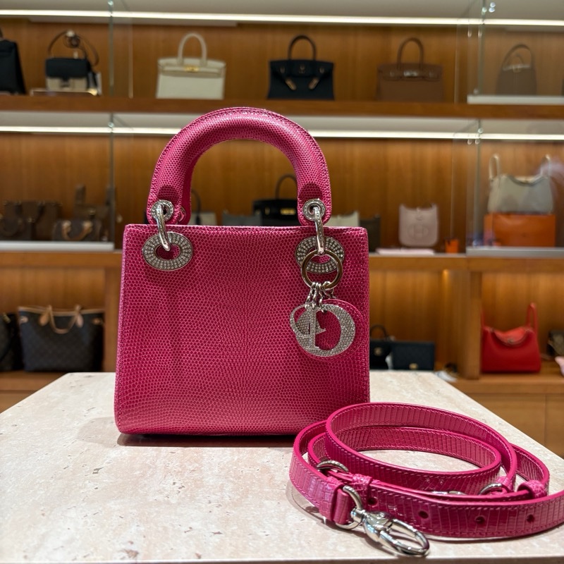 【精緻奢華、迷你卻超吸睛】Christian Dior Lady Dior Mini 迷你款|亮粉色蜥蜴皮|銀色 Logo 吊飾|附原廠背帶|桃紅色包包-0