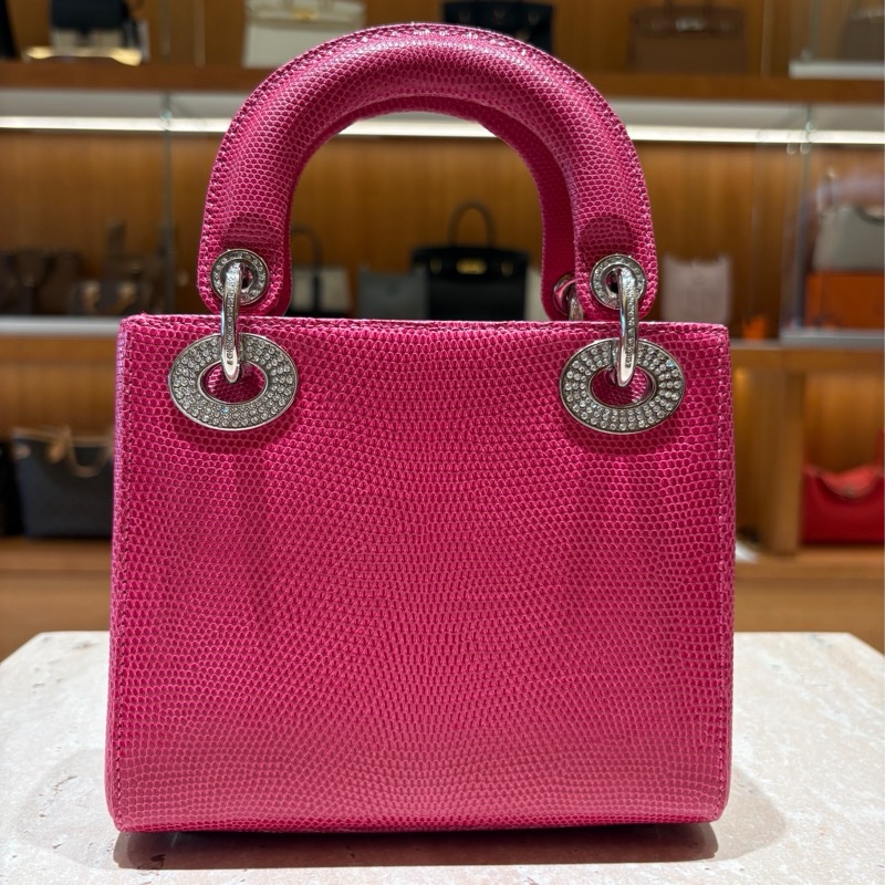 【精緻奢華、迷你卻超吸睛】Christian Dior Lady Dior Mini 迷你款|亮粉色蜥蜴皮|銀色 Logo 吊飾|附原廠背帶|桃紅色包包-1