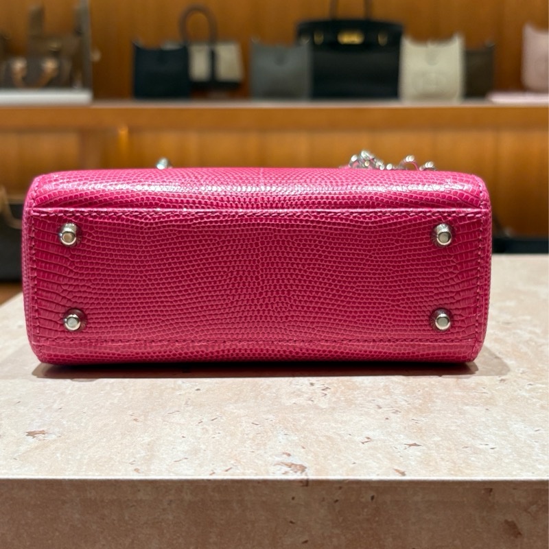 【精緻奢華、迷你卻超吸睛】Christian Dior Lady Dior Mini 迷你款|亮粉色蜥蜴皮|銀色 Logo 吊飾|附原廠背帶|桃紅色包包-2