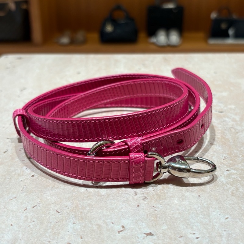 【精緻奢華、迷你卻超吸睛】Christian Dior Lady Dior Mini 迷你款|亮粉色蜥蜴皮|銀色 Logo 吊飾|附原廠背帶|桃紅色包包-4