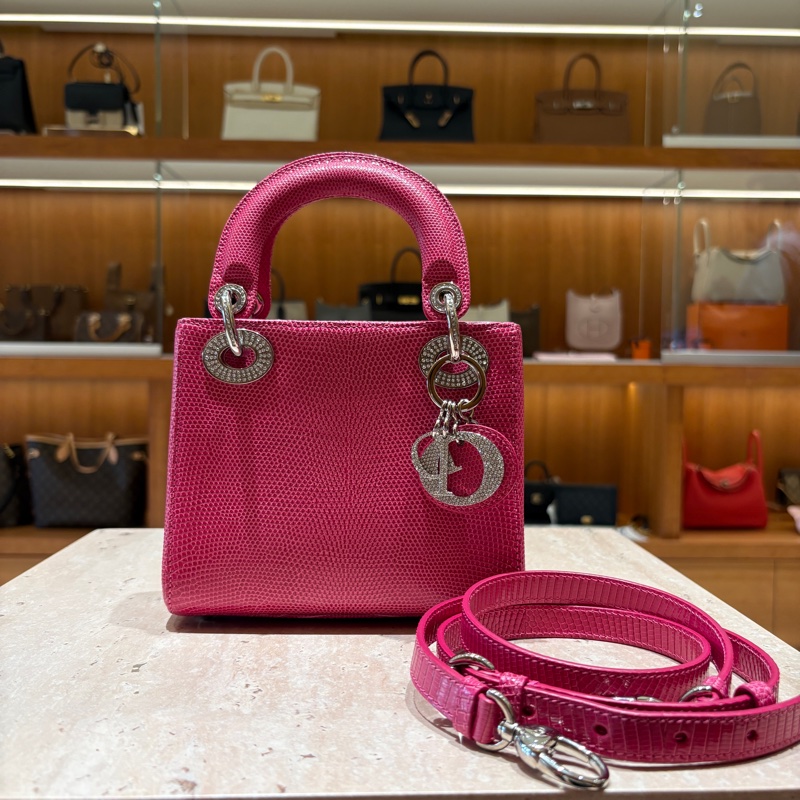 【精緻奢華、迷你卻超吸睛】Christian Dior Lady Dior Mini 迷你款|亮粉色蜥蜴皮|銀色 Logo 吊飾|附原廠背帶|桃紅色包包-5