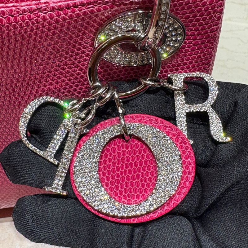 【精緻奢華、迷你卻超吸睛】Christian Dior Lady Dior Mini 迷你款|亮粉色蜥蜴皮|銀色 Logo 吊飾|附原廠背帶|桃紅色包包-9