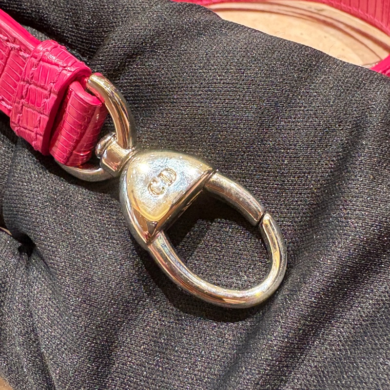 【精緻奢華、迷你卻超吸睛】Christian Dior Lady Dior Mini 迷你款|亮粉色蜥蜴皮|銀色 Logo 吊飾|附原廠背帶|桃紅色包包-10