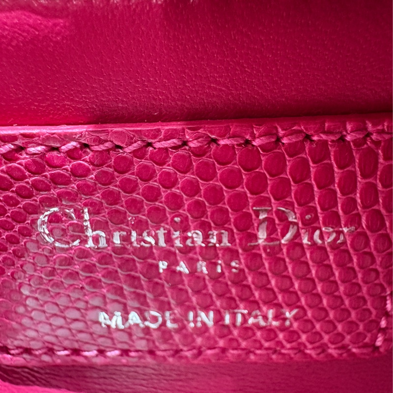 【精緻奢華、迷你卻超吸睛】Christian Dior Lady Dior Mini 迷你款|亮粉色蜥蜴皮|銀色 Logo 吊飾|附原廠背帶|桃紅色包包-11