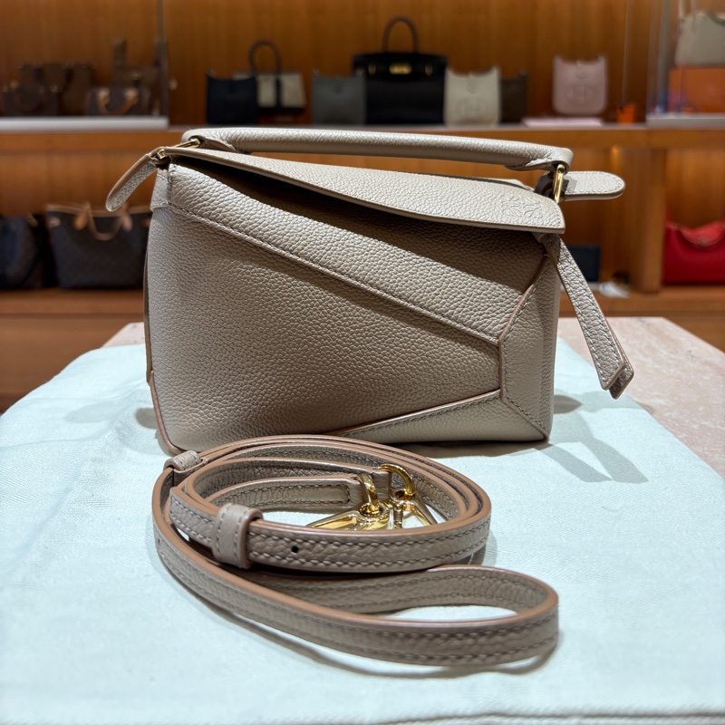 【幾何輪廓、輕巧百搭】LOEWE Puzzle Bag Mini|經典奶茶灰色|柔軟牛皮|金色五金細節|小巧實用卻充滿設計感-0