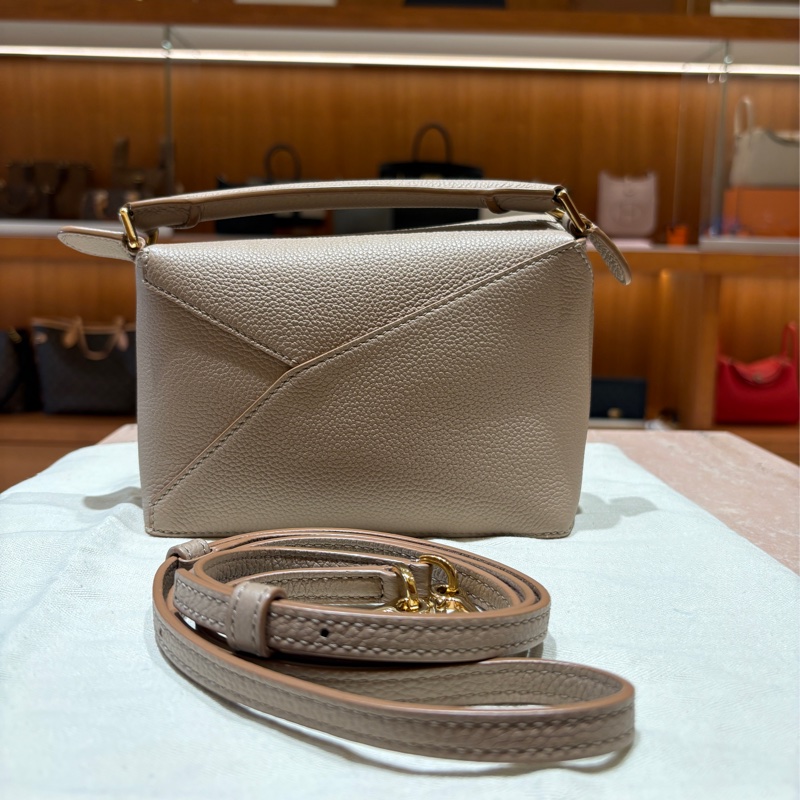 【幾何輪廓、輕巧百搭】LOEWE Puzzle Bag Mini|經典奶茶灰色|柔軟牛皮|金色五金細節|小巧實用卻充滿設計感-1