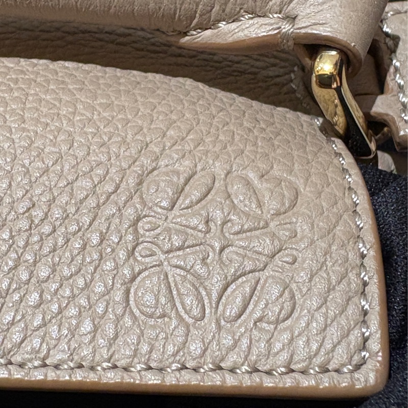 【幾何輪廓、輕巧百搭】LOEWE Puzzle Bag Mini|經典奶茶灰色|柔軟牛皮|金色五金細節|小巧實用卻充滿設計感-3