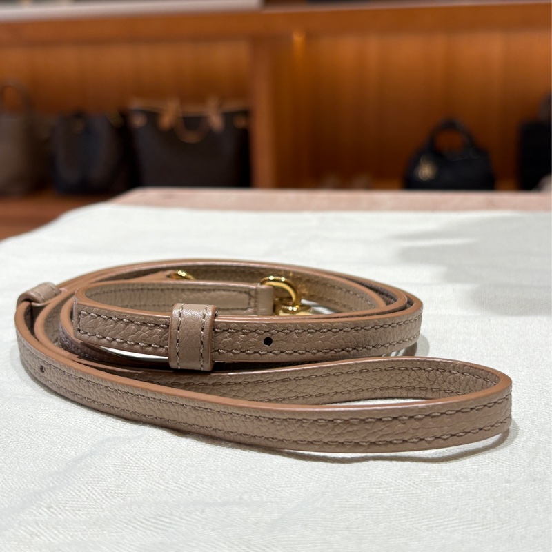 【幾何輪廓、輕巧百搭】LOEWE Puzzle Bag Mini|經典奶茶灰色|柔軟牛皮|金色五金細節|小巧實用卻充滿設計感-4