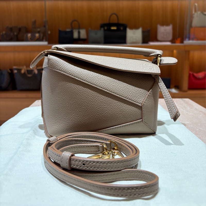 【幾何輪廓、輕巧百搭】LOEWE Puzzle Bag Mini|經典奶茶灰色|柔軟牛皮|金色五金細節|小巧實用卻充滿設計感-5