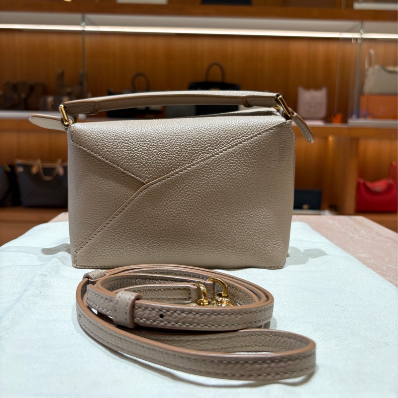 【幾何輪廓、輕巧百搭】LOEWE Puzzle Bag Mini|經典奶茶灰色|柔軟牛皮|金色五金細節|小巧實用卻充滿設計感-6