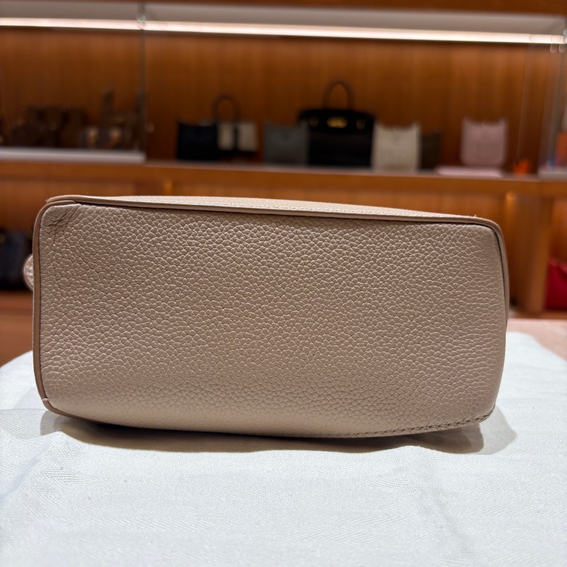 【幾何輪廓、輕巧百搭】LOEWE Puzzle Bag Mini|經典奶茶灰色|柔軟牛皮|金色五金細節|小巧實用卻充滿設計感-7